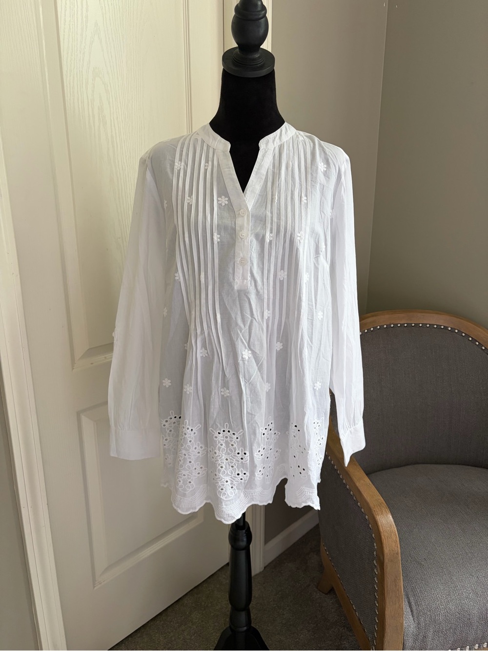 Women's White Embroidered Pintuck Tunic Blouse